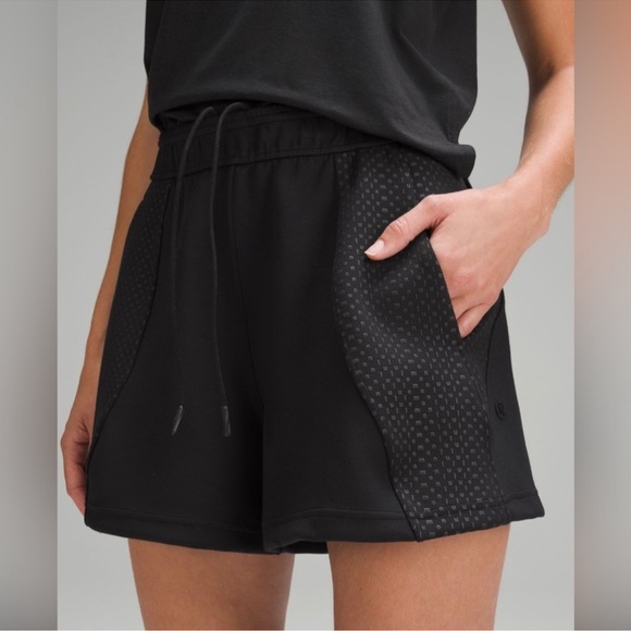 Lululemon Embossed Panel High-Rise Short 4” black size M - Picture 1 of 7